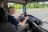 DAF Electric truck met vrachtwagenchauffeur die geniet van het comfort